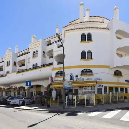 Apartamento Spacious Two Bedroom Apt, 200m From The *