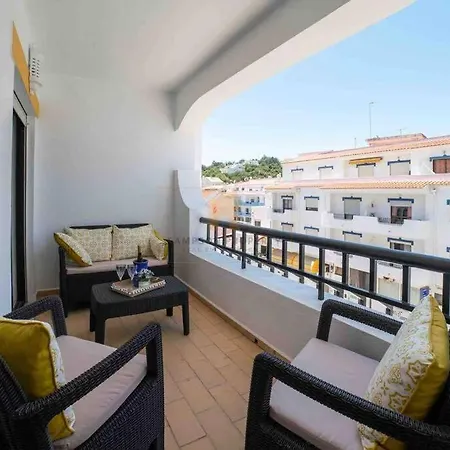 Apartamento Spacious Two Bedroom Apt, 200m From The