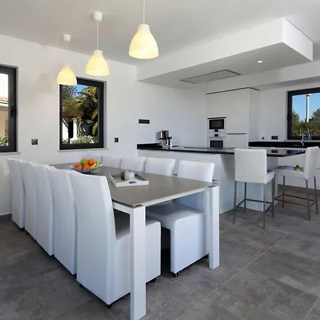 Luxurious Algarve Lux 5 Bedrooms Private Heatable Pool 300m From The Villa