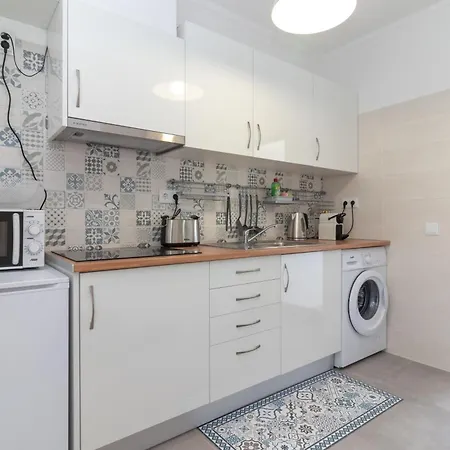Breeze Located In The Heart Of Apartment *