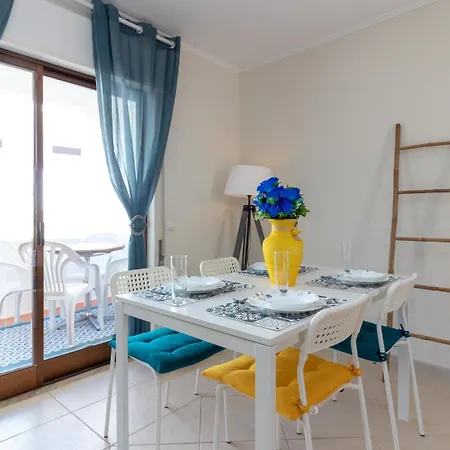 Breeze Located In The Heart Of Apartment *