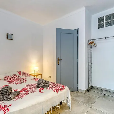Azula - Bright And Airy 2 Bedroom With P