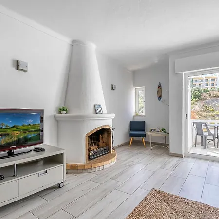 Azula - Bright And Airy 2 Bedroom With P