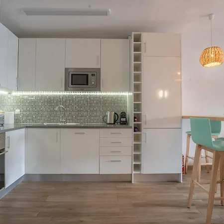 Oasis - Renovated Located In The Heart Of Ca Apartment