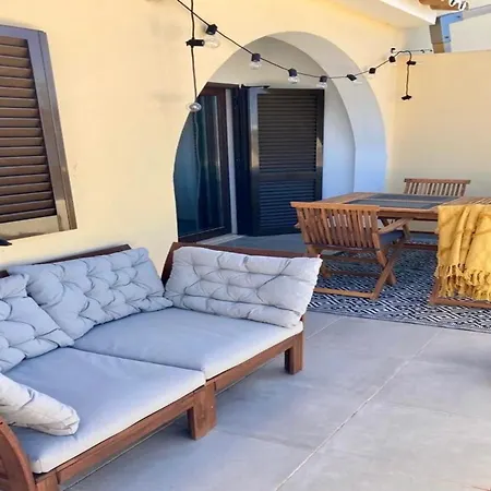 Cozy With Sea Views Apartment