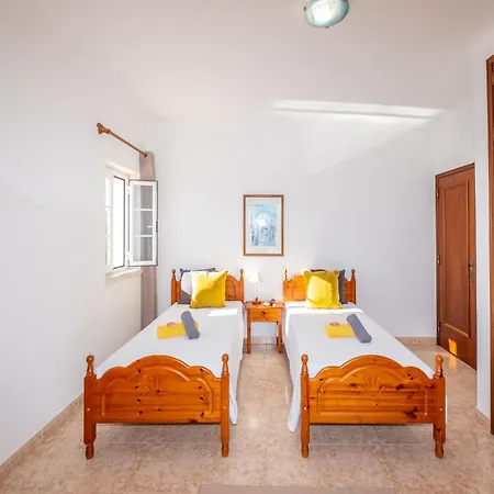 Spacious Fenced Villa *