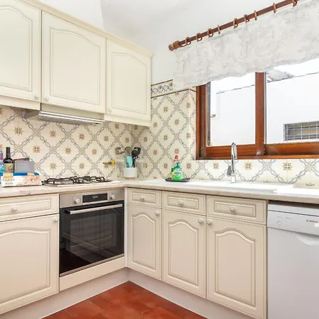 4 Bed Villa, Pool & Tennis Court In Carvoeiro (Lagoa)