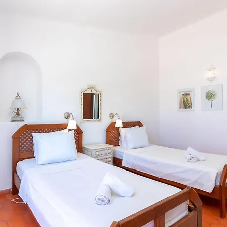 4 Bed Villa, Pool & Tennis Court In Villa *