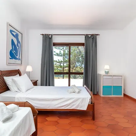 4 Bed Villa, Pool & Tennis Court In Villa Carvoeiro (Lagoa)
