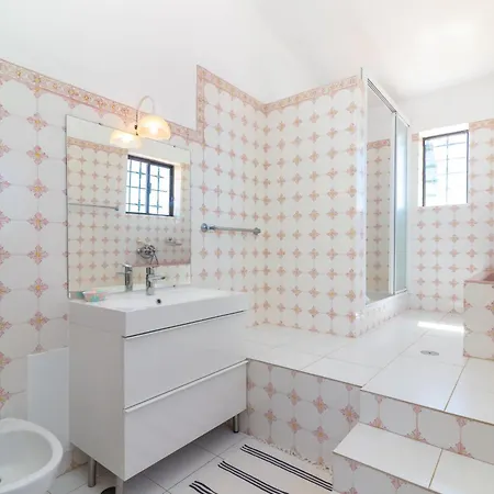 4 Bed Villa, Pool & Tennis Court In