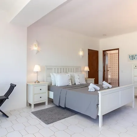 4 Bed Villa, Pool & Tennis Court In Villa *