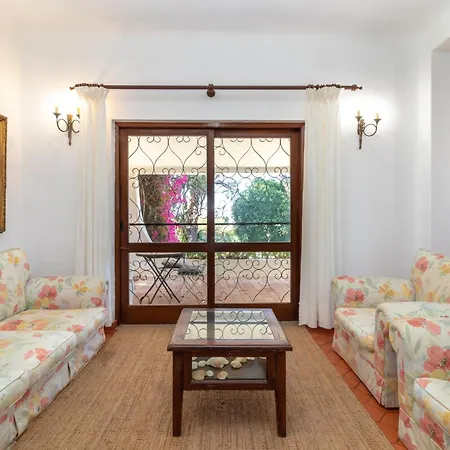 4 Bed Villa, Pool & Tennis Court In Carvoeiro (Lagoa)