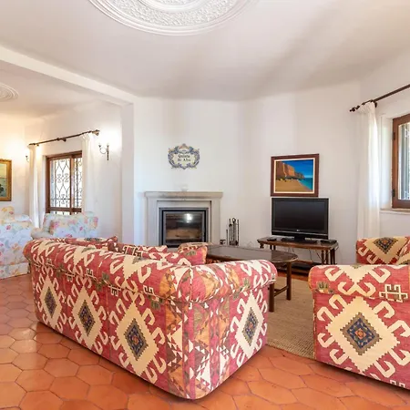 Villa 4 Bed Villa, Pool & Tennis Court In