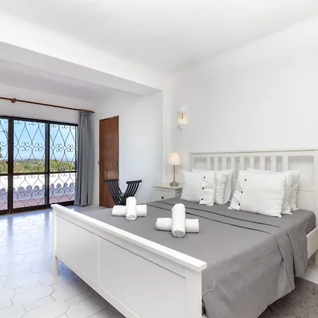Villa 4 Bed Villa, Pool & Tennis Court In Carvoeiro (Lagoa)
