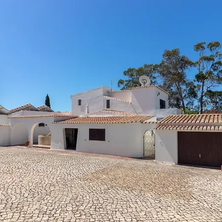 4 Bed Villa, Pool & Tennis Court In Villa Carvoeiro (Lagoa)